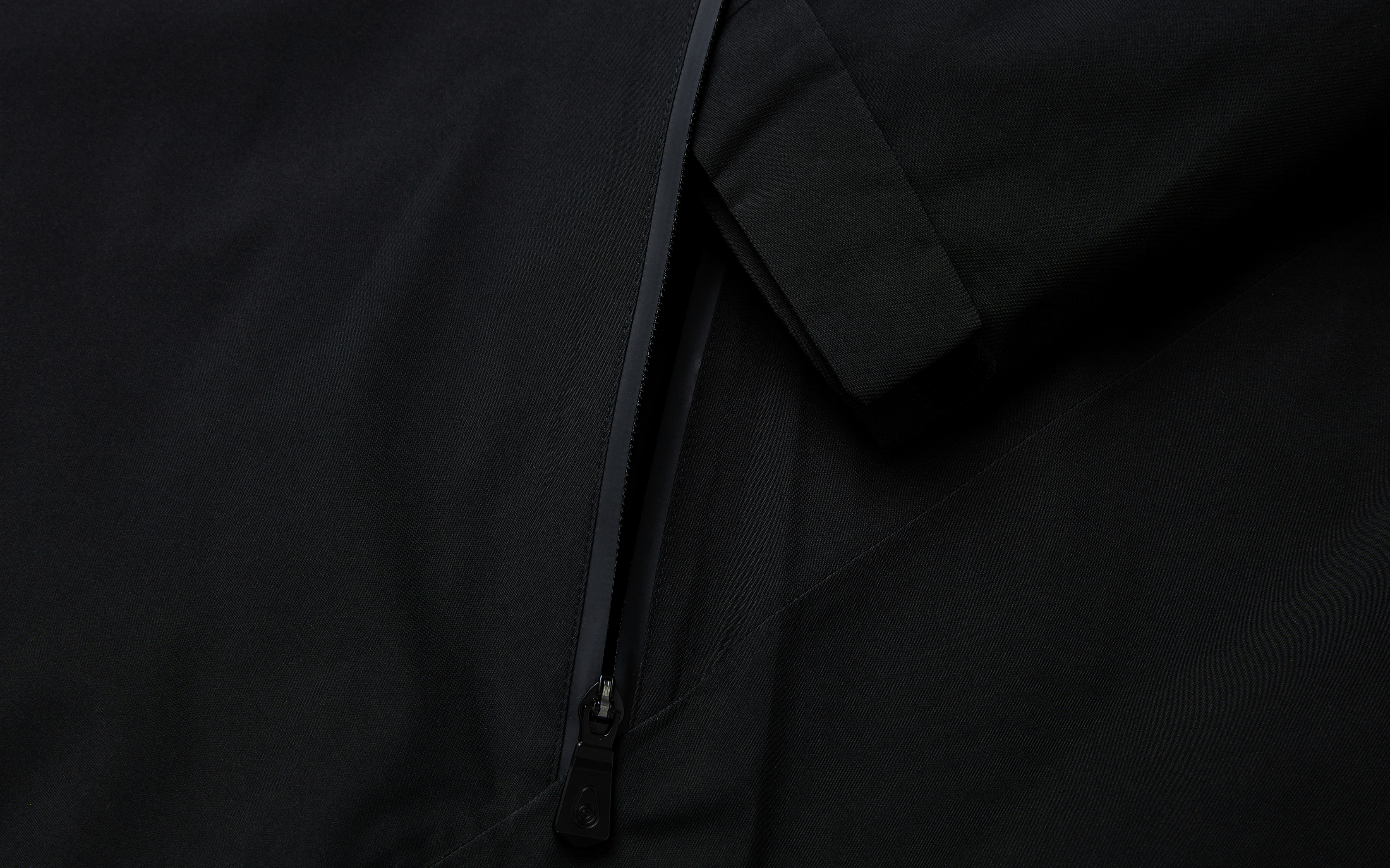 GORE TEX HOODED JACKET